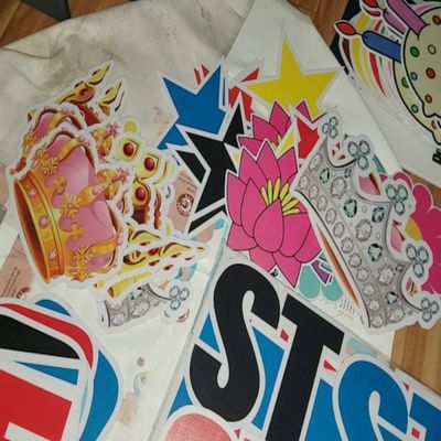 Kırmızı Siyah Koroplast Çim Tabelaları Oluklu Plastik Harfleri Kesip