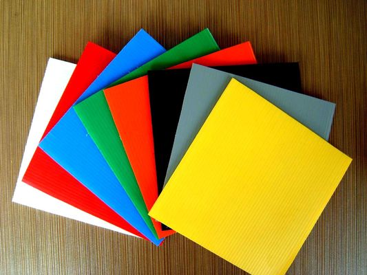 Kırmızı 2mm 3mm 4mm Oluklu Plastik Levha Geri Dönüştürülebilir Güçlü Sert
