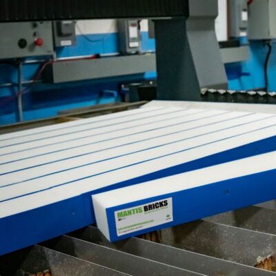 Waterjet Cutting Brick, kesim doğruluğunu ve verimliliğini artırmak için istikrarlı, dayanıklı ve güvenilir bir kesim destek yüzeyi sağlayarak su jeti kesim uygulamaları için özel olarak tasarlanmıştır.