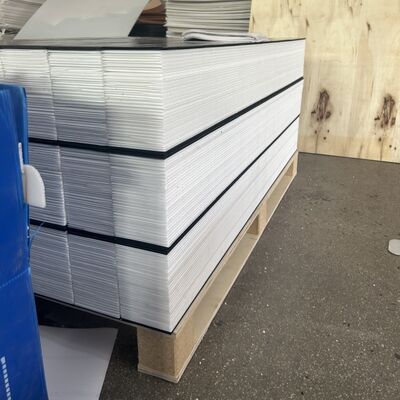 Waterjet Cutting Brick, kesim doğruluğunu ve verimliliğini artırmak için istikrarlı, dayanıklı ve güvenilir bir kesim destek yüzeyi sağlayarak su jeti kesim uygulamaları için özel olarak tasarlanmıştır.